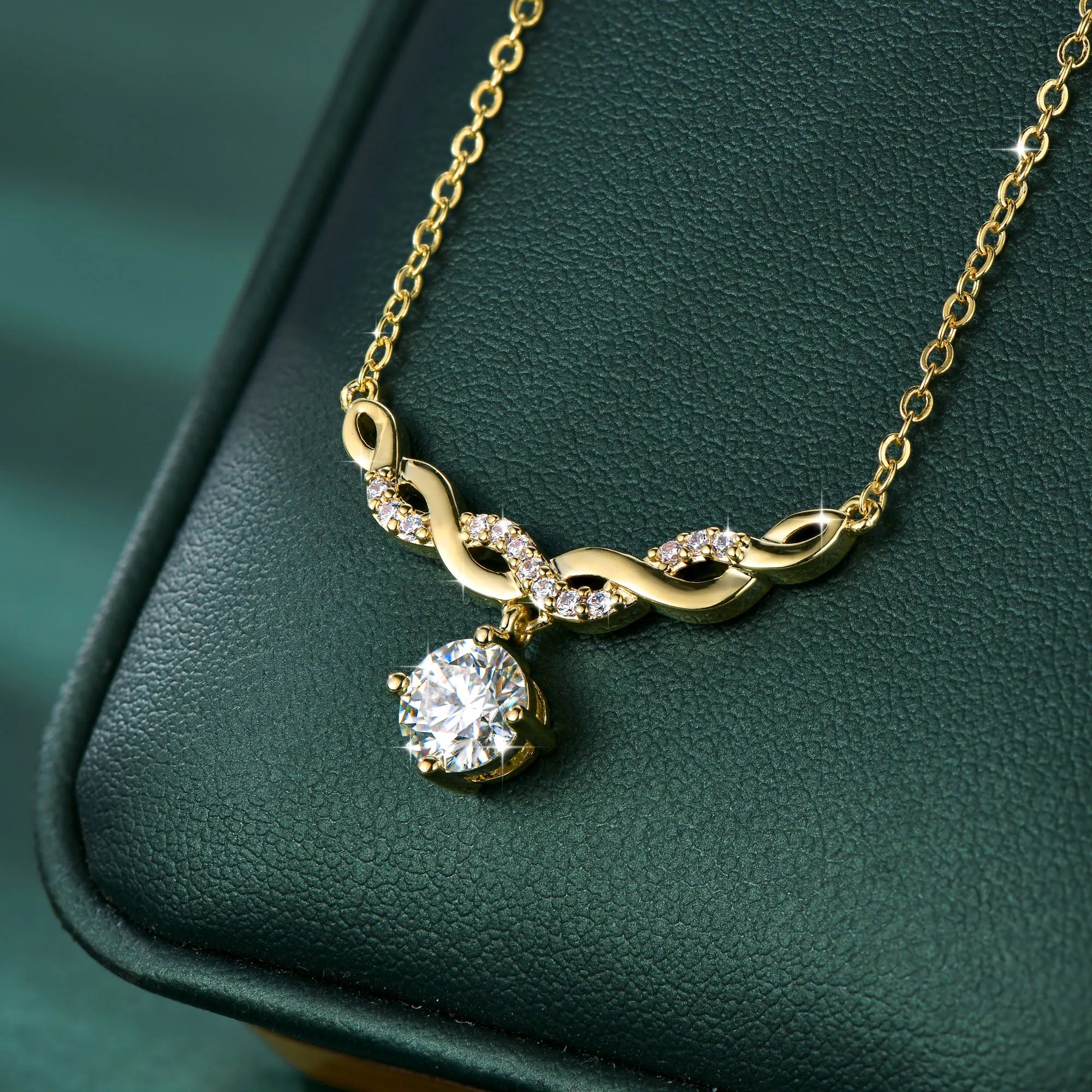 Éclat Solitaire Necklace